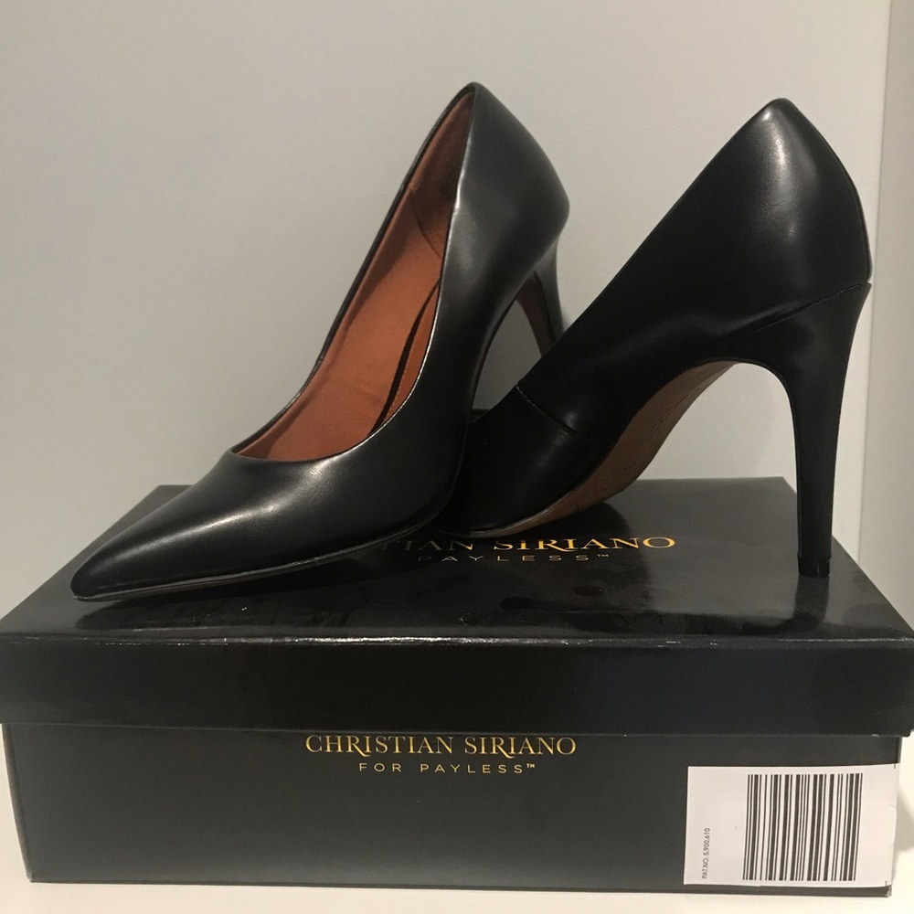 Black pumps